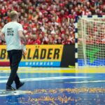 Protest bei Handball-WM: Trainer schubst Störer vom Feld