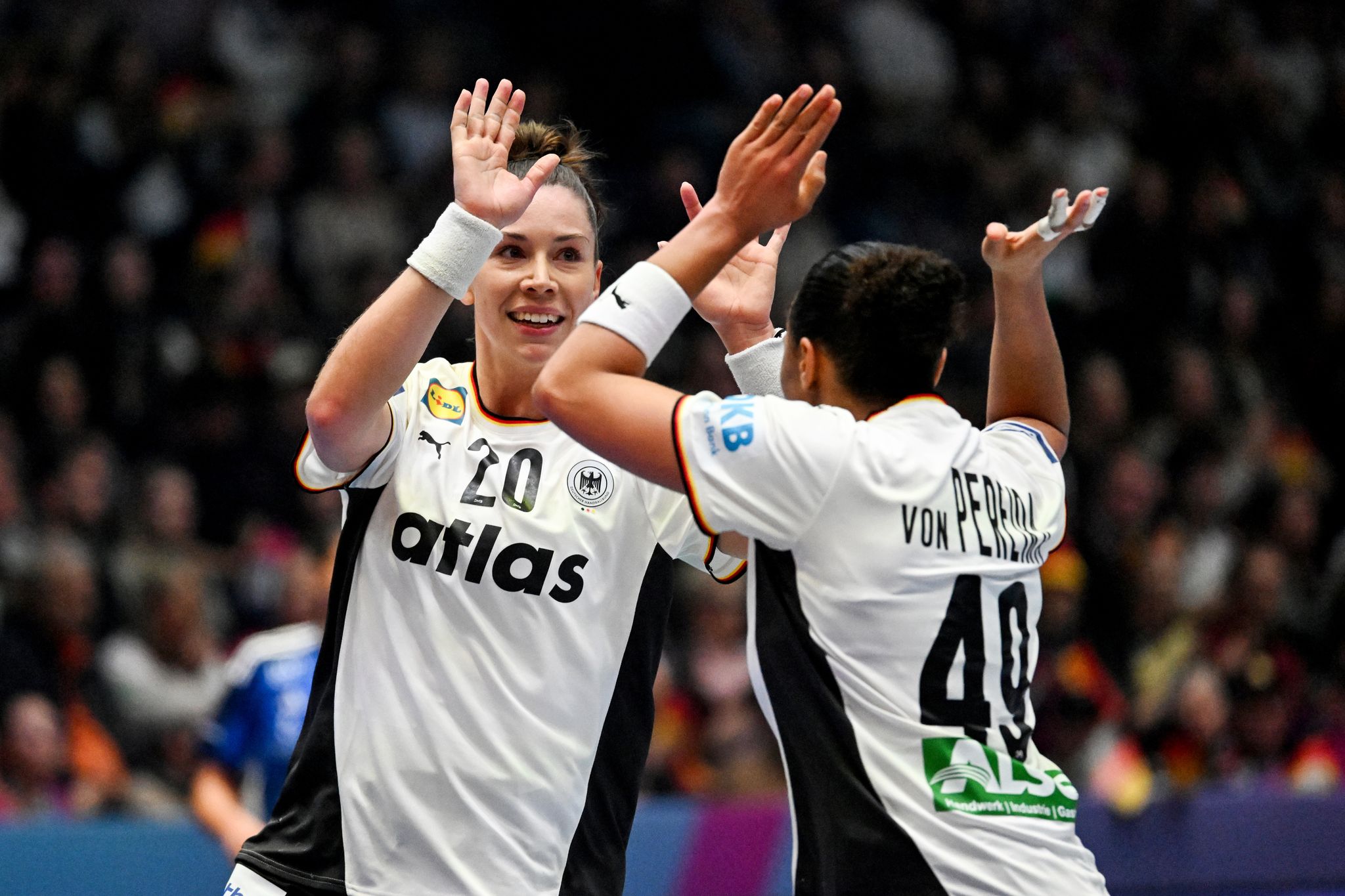 Sieg zum WM-Start: Handball-Frauen schlagen Island